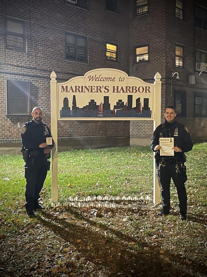 NYPD121Pct's tweet photo. Our Neighborhood Coordination Officers for Housing were out in #MarinersHarbor alerting the community about gun violence by handing out gun stopper flyers. https://t.co/CkPRT5Vu60