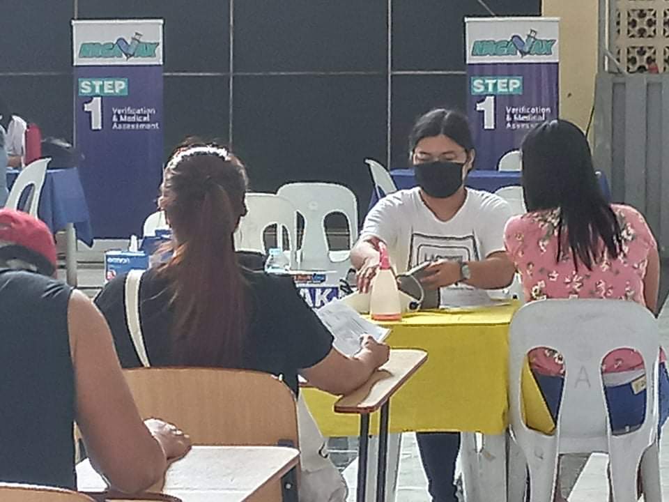 Adnurcy's tweet photo. Members of the Ateneo College Red Cross Youth joins the NagaVax Tarabangan Team as volunteers for today's vaccination drive at ADNU. 

ACRCY's moderator, ma'am Mitch is also present at the vax site as part of the vaccinators.  

See complete info at: https://t.co/5wtd4azSju https://t.co/7CecB3GU6s
