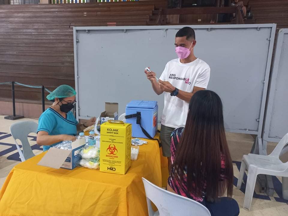 Adnurcy's tweet photo. Members of the Ateneo College Red Cross Youth joins the NagaVax Tarabangan Team as volunteers for today's vaccination drive at ADNU. 

ACRCY's moderator, ma'am Mitch is also present at the vax site as part of the vaccinators.  

See complete info at: https://t.co/5wtd4azSju https://t.co/7CecB3GU6s