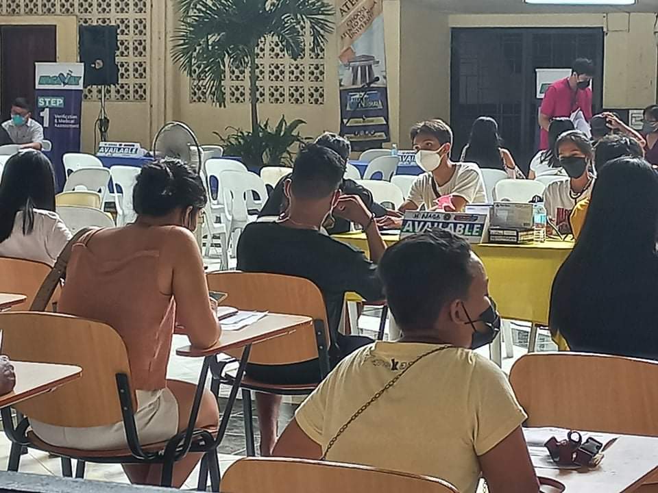Adnurcy's tweet photo. Members of the Ateneo College Red Cross Youth joins the NagaVax Tarabangan Team as volunteers for today's vaccination drive at ADNU. 

ACRCY's moderator, ma'am Mitch is also present at the vax site as part of the vaccinators.  

See complete info at: https://t.co/5wtd4azSju https://t.co/7CecB3GU6s