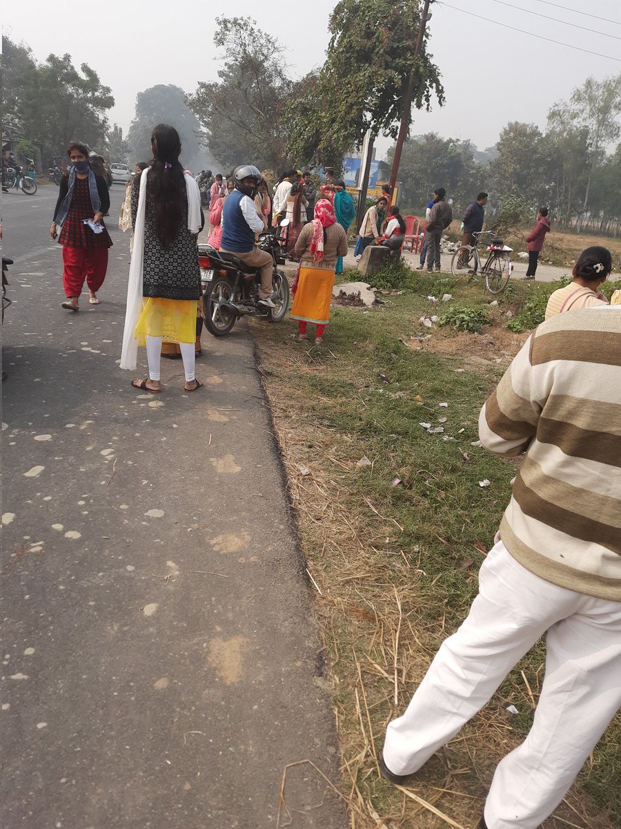 amishradp's tweet photo. क्या बीजेपी राज है एक परीक्षा भी नहीं करा सकती है UPTET photo me dikhaya gya hai ki is school me se बच्चों को बाहर निकल दिया ये बोलकर की पेपर लीक हो गया है. समय और पैसा सरकार फ्री समझती है क्या @ArvindKejriwal @myogiadityanath @RahulGandhi https://t.co/czydOgV80b