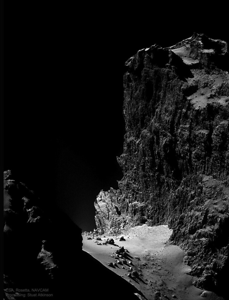 CosmicNewz's tweet photo. A High Cliff on Comet Churyumov Gerasimenko via NASA https://t.co/Z6pRSk7D2b https://t.co/e8dsgsMzjG