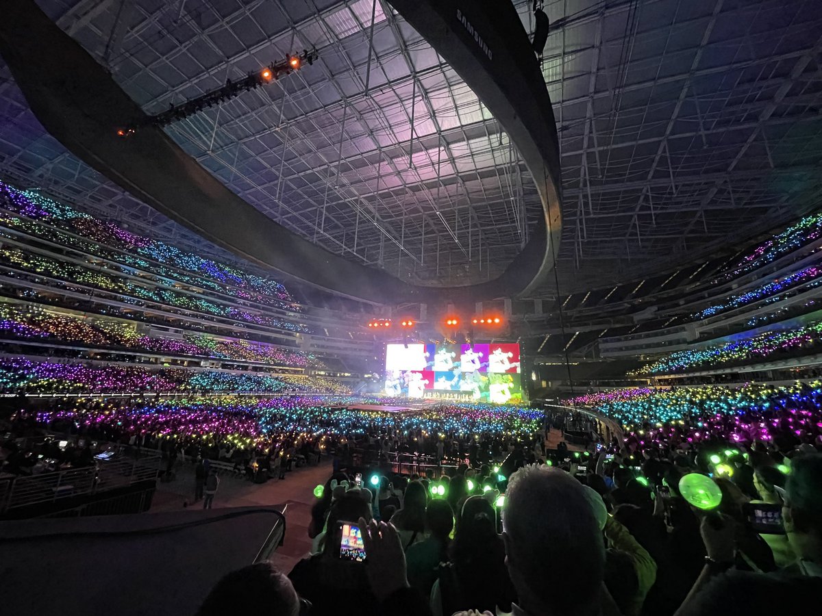Phiyen1988's tweet photo. ĐÂY CHÍNH LÀ CONCERT CỦA IDOL CHÚNG TÔI (BTS). 😎

#PTD_ON_STAGE_LA 
@BTS_twt https://t.co/Hy5RspfUtE
