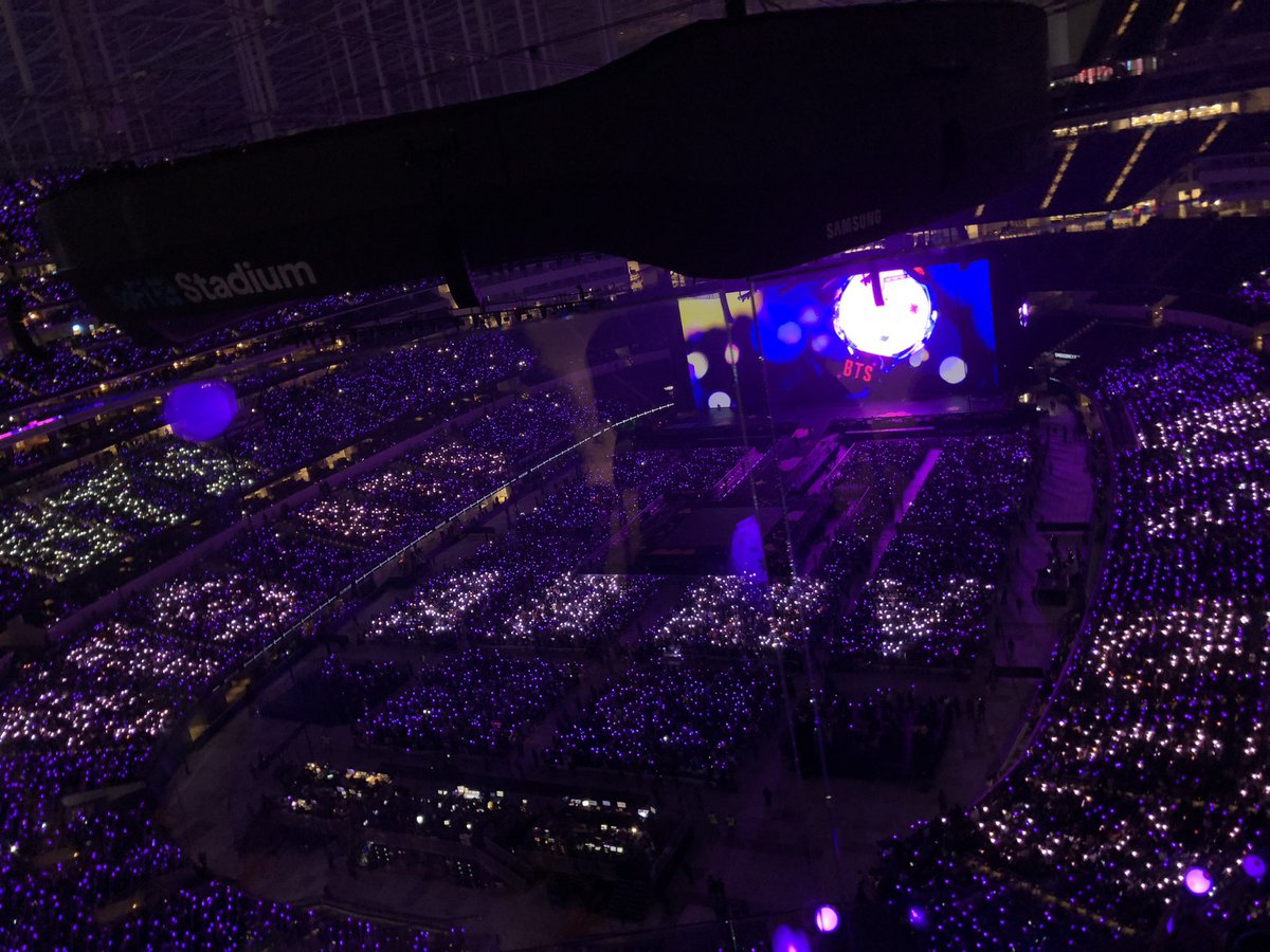 Phiyen1988's tweet photo. ĐÂY CHÍNH LÀ CONCERT CỦA IDOL CHÚNG TÔI (BTS). 😎

#PTD_ON_STAGE_LA 
@BTS_twt https://t.co/Hy5RspfUtE