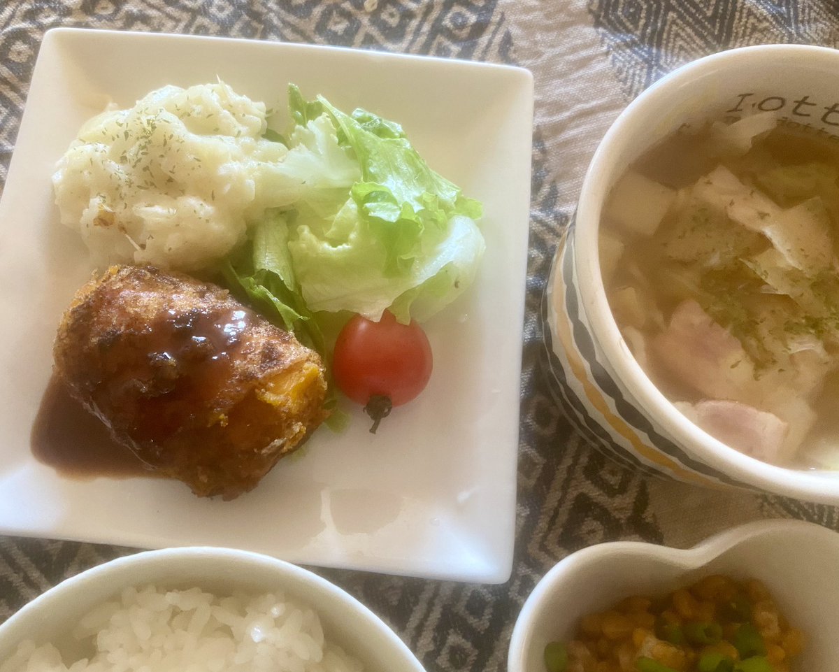 いつかの 南瓜コロッケ、ポテトサラダ、野菜スープ、醤油ラーメン[インスタント]（ネギ＆豚ひき肉豆板醤和え乗せ）、おにぎり、ピリ辛きゅうり、パインケーキ（