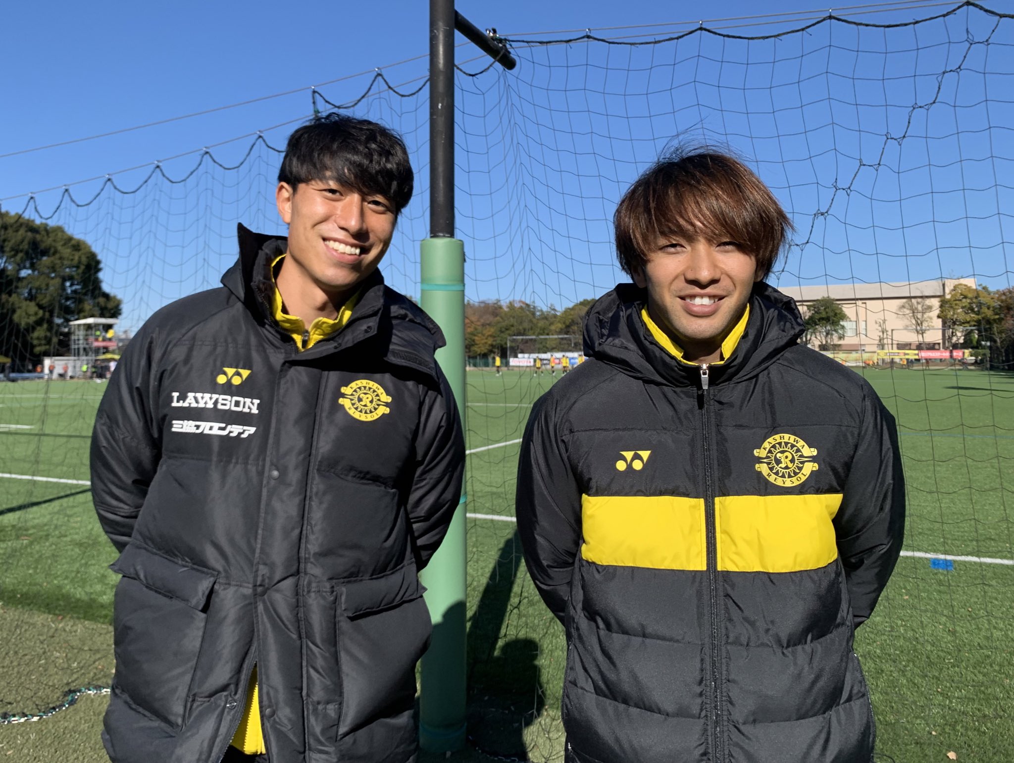 柏レイソルofficial 高円宮u18 プレミアリーグ それぞれレイソルu 18と 青森山田高校 のob 古賀太陽 神谷優太 両選手もピッチ脇で後輩たちの熱い戦いを見守りました ユウタは試合前に差し入れをお届けして 試合後にも黒田監督へご挨拶でした 柏