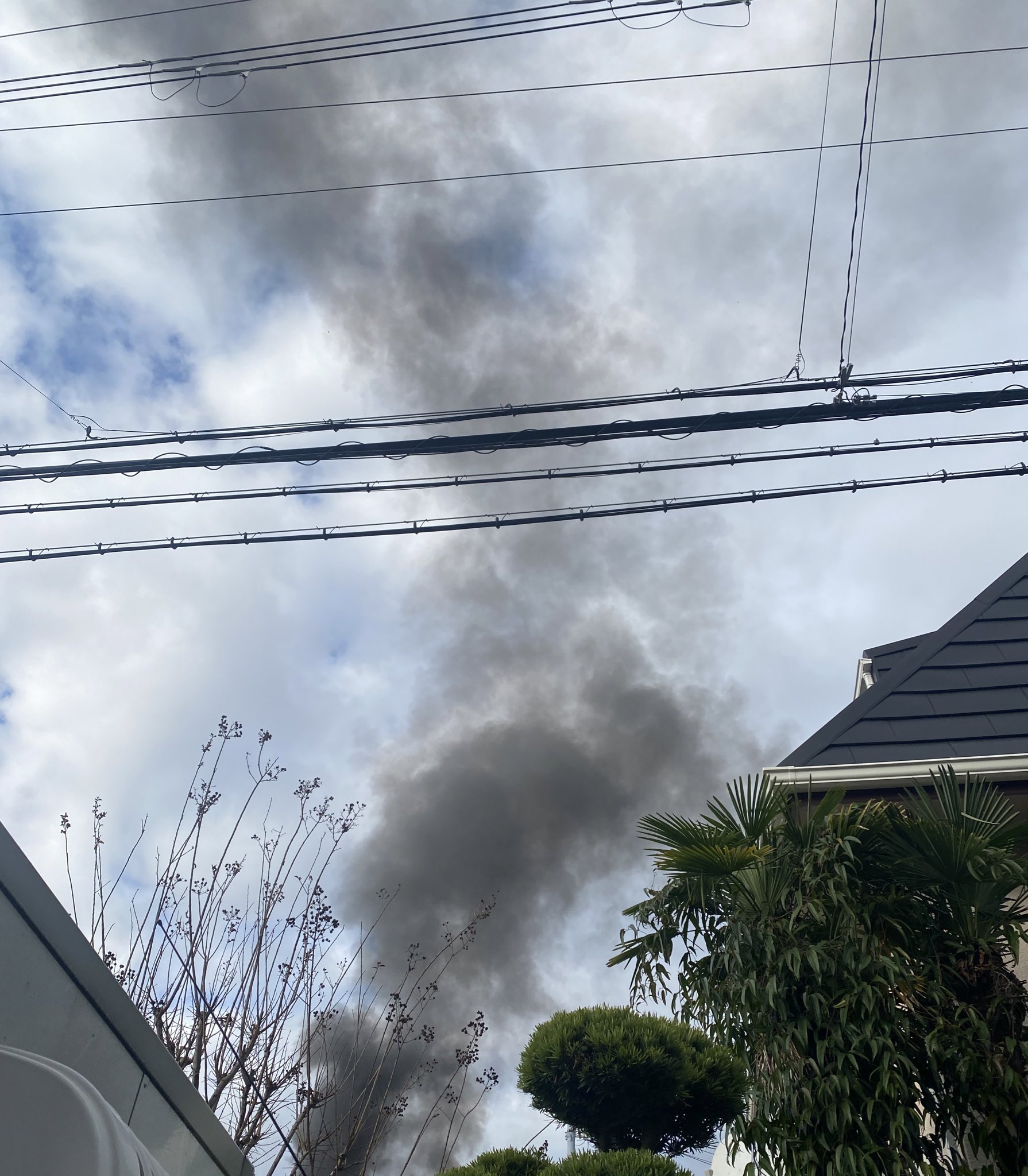 いず ࡇ 阪神高速 西宮 爆発音2回 黒煙モクモクです T Co 9tmzvvrby9 Twitter