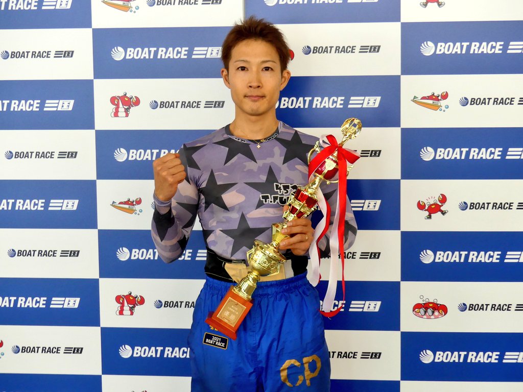 br_mikuni's tweet photo. BOATRACE三国、23日開幕の「第25回三国競艇大賞」は、本日(28日)、優勝戦が行われ、1号艇・ #深谷知博 選手がインコースから他艇の攻めにも動じす、人気に応えて逃げ切り勝ち‼今年初、通算では33度目の優勝✨を飾ったカ〜ニ🦀深谷選手！優勝👑おめでとう🎉カ〜ニカニ🦀🦀🦀 https://t.co/b9V7Kqs4yr