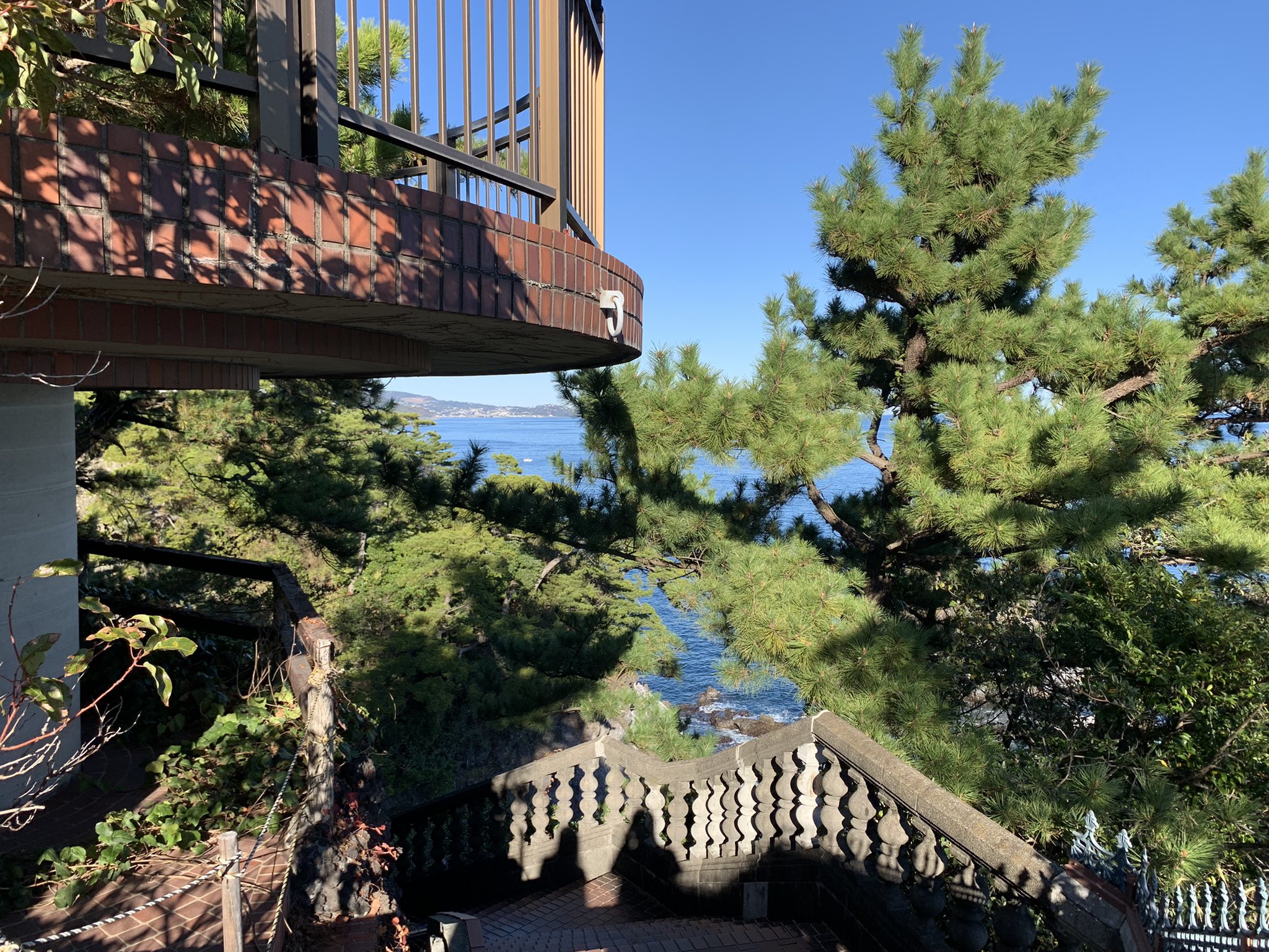 Twitter 上的 在華坊 ニューアカオとロイヤルウイングの間くらいに崖下に降りていく階段があって 降りて行くと 打ち捨てられた秘密の花園みたいになってて面白い アカオリゾート こんなとこまで金かけて維持してくの大変だな T Co 9p3eui4ey9 Twitter