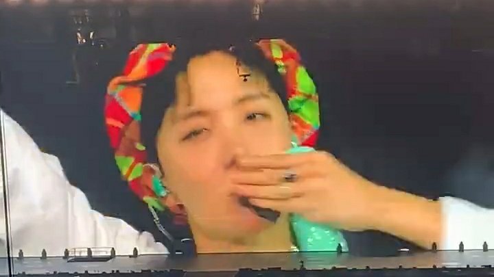 jungookIindo's tweet photo. Ele todo emocionado 😭 https://t.co/cDiOPhaAdt