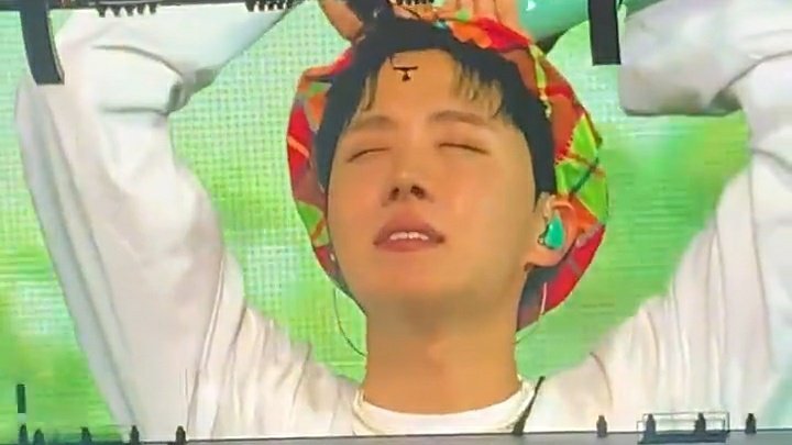 jungookIindo's tweet photo. Ele todo emocionado 😭 https://t.co/cDiOPhaAdt