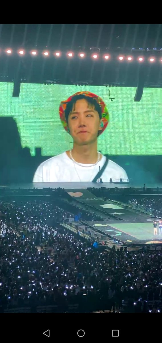 kooritys's tweet photo. AMISTADES 😭

#BTSSoFiStadium #PTD_ON_STAGE #PTD_ON_STAGE_LA https://t.co/vy5OxLKG5F
