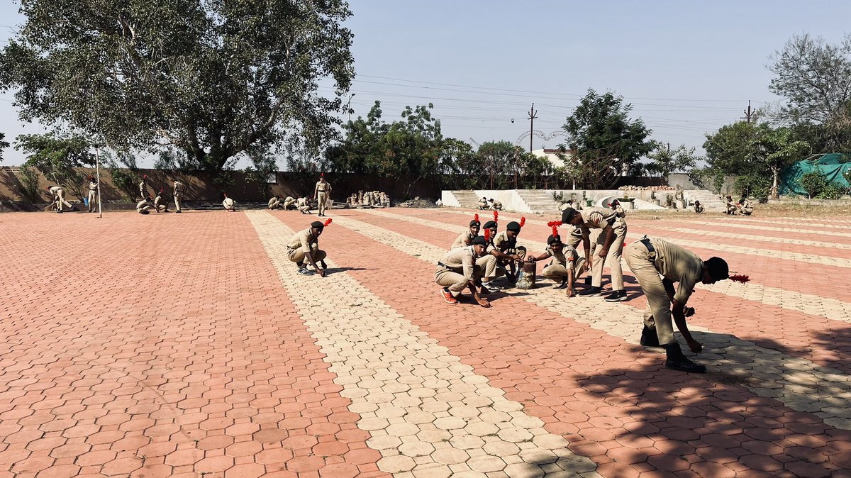 simplyabhie's tweet photo. #NationalCadetCorps
#NHCollegeBramhapuri
Cleanliness Drive was organised today on the occassion of 73rd NCC Raising Day by the cadets of NCC Unit, N H College Bramhapuri affiliated to 20 Mah Bn NCC Nagpur. @orangegp68 @orange20mah @SpokespersonMoD @PRODefNgp @HQ_DG_NCC https://t.co/Vj2xMDv5n3