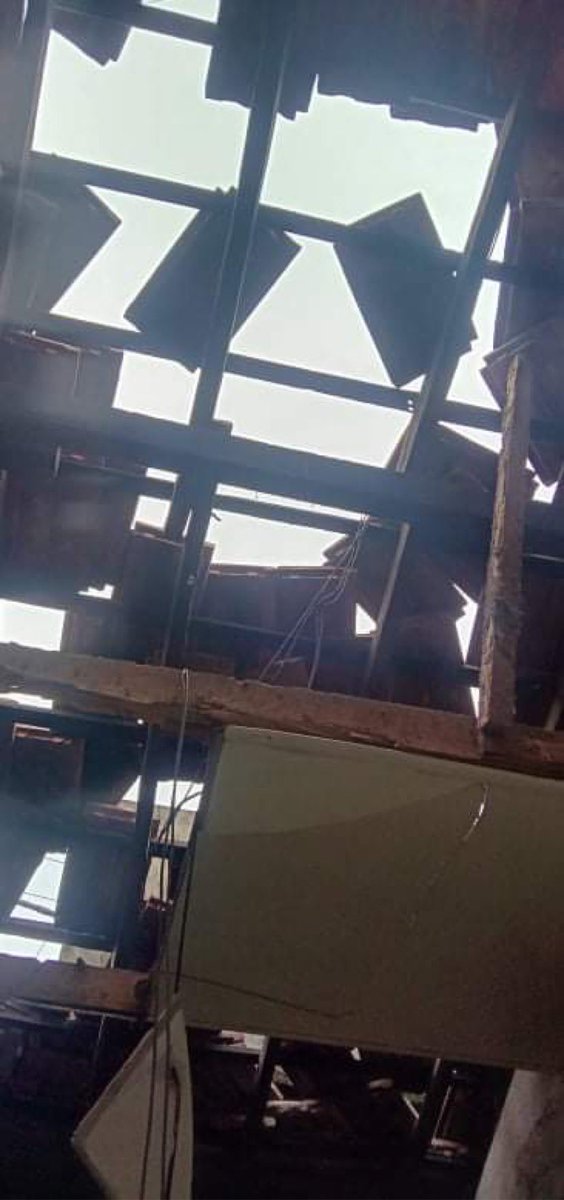 Sesiri's tweet photo. #GasExplosions
This isn’t just nothing. It breaks my heart to seeing another explosion 💥 at one of my teacher’s place, Dayaratne sir’s. This needs to be investigated immediately Pres @GotabayaR. Looking forward to seeing action ASAP. https://t.co/HoKr07Sra6