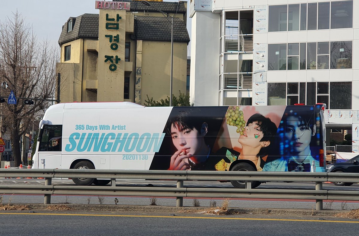 bluejini1208's tweet photo. #오늘의성훈😘 아티스트 성훈 364일차:성훈버스 달려~🚌💨 블록버스터 영화를 방불케하는 추격전끝에 성훈버스 영접😭 나 우는거 맞아 너무 행복해서, 성훈이도 행복했으면 좋겠당🤍 뮤뱅은행장 사진 덕분에 빨리찾음👍 멀리서도 빛이나💫
#절대잘생김_성훈버스_찰칵
@ENHYPEN_members @KBSMusicBank https://t.co/dnH1Odbldf
