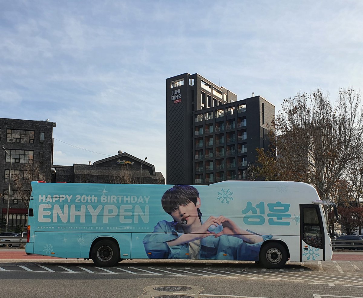 bluejini1208's tweet photo. #오늘의성훈😘 아티스트 성훈 364일차:성훈버스 달려~🚌💨 블록버스터 영화를 방불케하는 추격전끝에 성훈버스 영접😭 나 우는거 맞아 너무 행복해서, 성훈이도 행복했으면 좋겠당🤍 뮤뱅은행장 사진 덕분에 빨리찾음👍 멀리서도 빛이나💫
#절대잘생김_성훈버스_찰칵
@ENHYPEN_members @KBSMusicBank https://t.co/dnH1Odbldf
