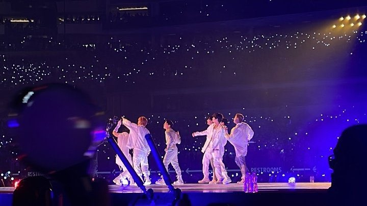 Rayane40287474's tweet photo. ARMY !!!!!! 💜💜💜💜
#방탄소년단
#PTD_ON_STAGE_LA #Stage_For_ARMY https://t.co/Y7yxbtCIkZ