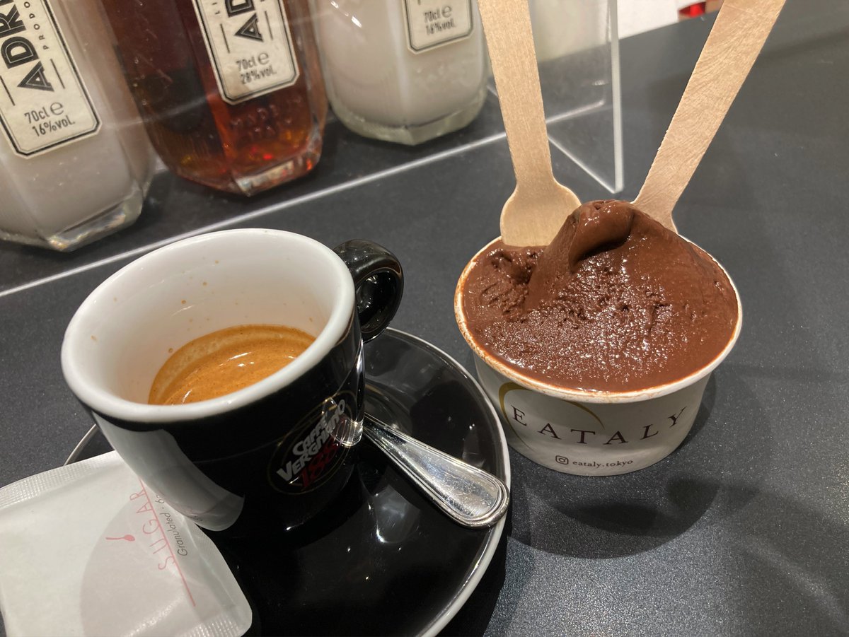 ilgiallonero's tweet photo. 今日は #日本橋三越本店 の #eataly で #エスプレッソ と #ジェラート
#espresso #gelato #ciocolata #イータリー
#レイサポアイス部 https://t.co/fs6jr2Mruh