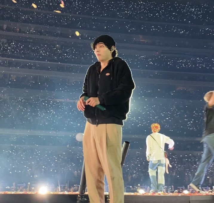 jiminievenus's tweet photo. — LA CARA DE TAEHYUNG CUANDO SE DIO CUENTA QUE LE DIÓ UN PELOTASO EN LA CARA A UNA ARMY 😂😂 @BTS_twt https://t.co/BhKiIK4FvO