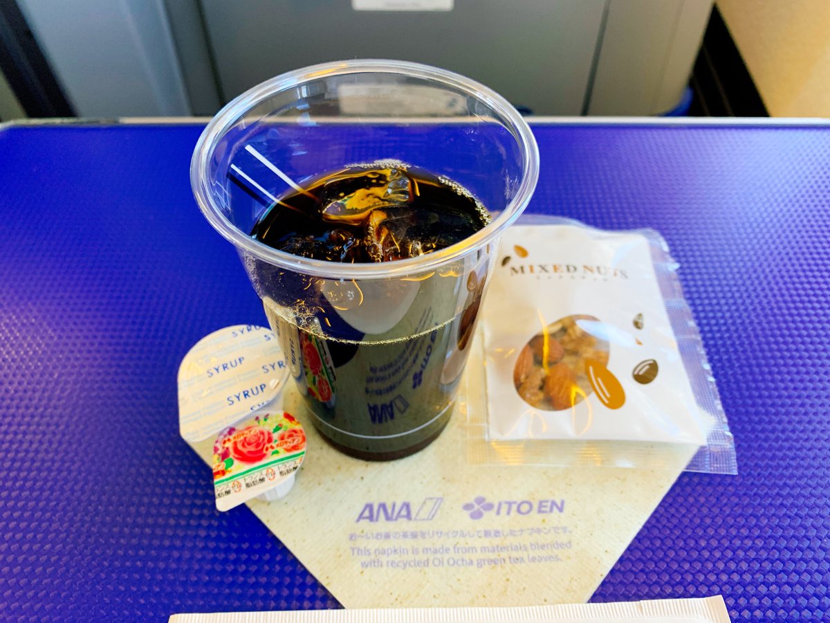 kuroboshi_ana1's tweet photo. NH309便・プレミアムクラスの食事🥪☕️
11月末にもかかわらずアイスコーヒーがあります。
#みんな大好きana
#nh309
#ja60an
#プレミアムクラス
#premiumclass
#anaプレミアムクラス
#anapremiumclass
#プレミアムクラスの食事
#機内食
#inflightmeal https://t.co/ctTbeCPlKT