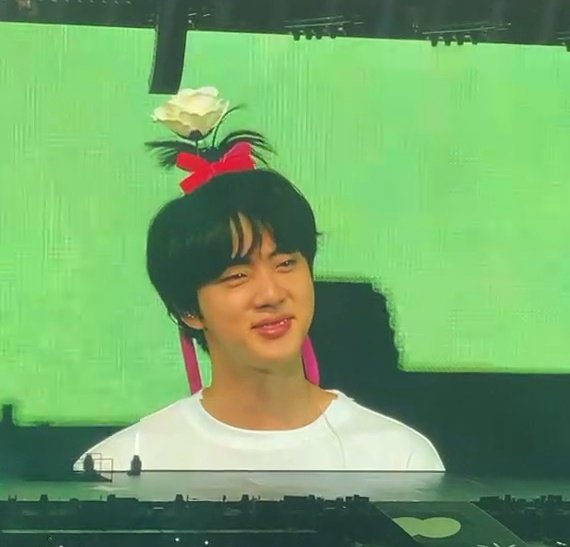 kamyagustDKook's tweet photo. Seokjin de laço e florzinha na cabeça esse foi o tweet.
#PDT_ON_STAGE @BTS_twt https://t.co/ufA7wpNR5y