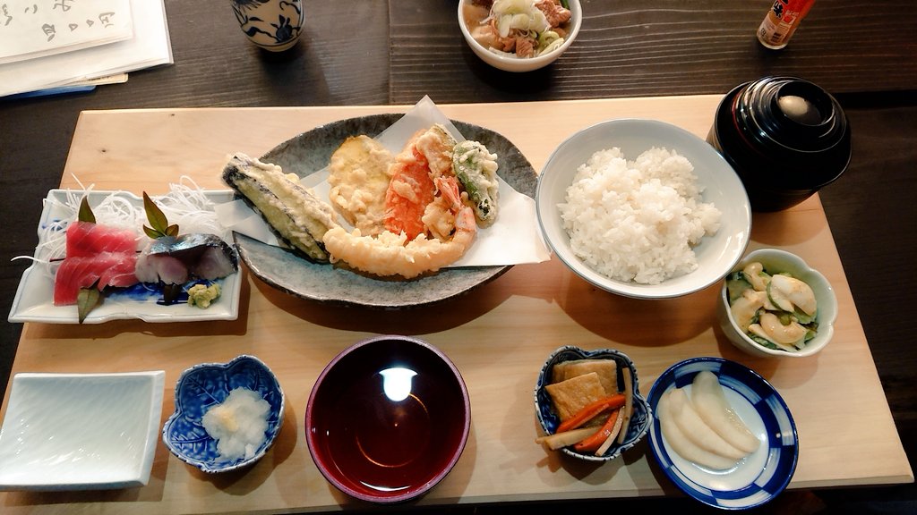 FCb750's tweet photo. 炭火焼き食事処山法師@
ひたちなか市
天ぷら定食+もつ煮込み
骨董市の帰りに寄りました
天ぷら&amp;もつ煮込み美味いね😋
此処は常陸牛がメインみたいね🤔
常連さんによると❗
ネギトロ丼魚料理も美味いらしい
今度は焼き肉&amp;魚料理を食べ様🤩
御馳走様でした🙏 https://t.co/GSJK1rcIgQ