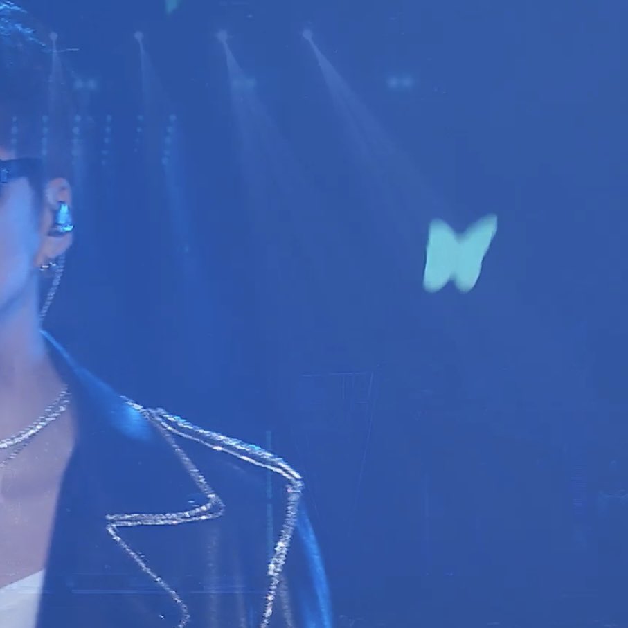 365무대에서 날리는 꽃가루가 나비 모양이었던 것을 이제야 깨달은 사람😭😭
무대 미쳤냐구ㅠㅠ 달맞이꽃 배경과 날리는 나비꽃가루라니..