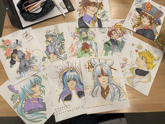 November's hand-painted commissions are done and will be send out next week! For December's hand painted commissions please contact me at jiuge1111@gmail.com. Bust for $45 and half body for $85. 
