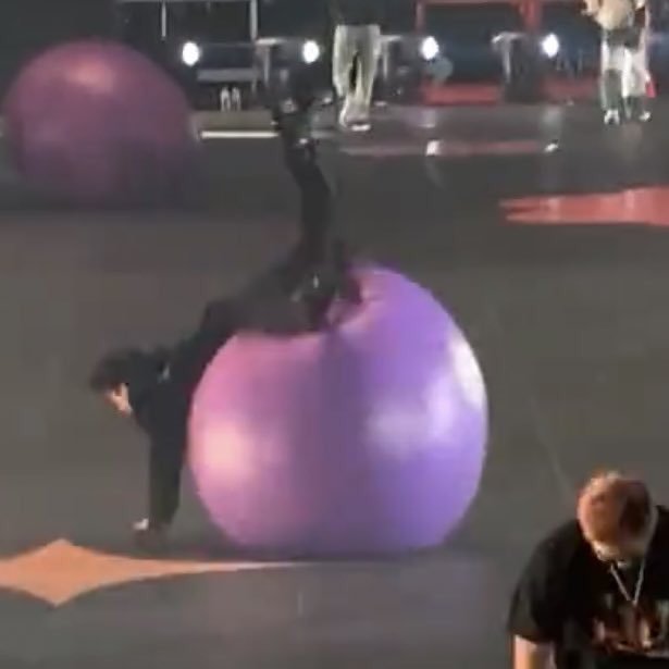 prodchika's tweet photo. ting ting ball                TING TING BALL https://t.co/rFjfp37wl5
