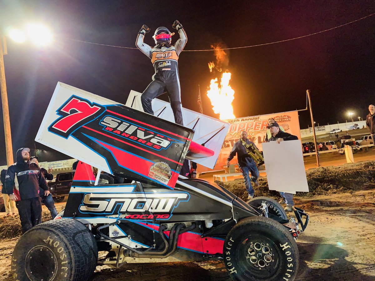 TheDirtNetwork's tweet photo. No nose wing? No problem!
“Jonestown Jet” @Brock_Zearfoss survives a tangle with a lapped car and hangs on to score the $7,500 payday at the @ArizonaSpeedway finale!
#CopperClassic https://t.co/6eUzEw26c7