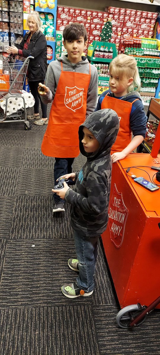 CluteRobotics's tweet photo. Clute Robotics Team Aries volunteering to Ring the Bell for Salvation Army over Thanksgiving Break. The most common question when people saw the robot driving around: "Did y'all build that?" So amazed at what these kids can do!
@BrazosportISD @tmfulton1 @FTCTeams @FIRSTinTexas https://t.co/Gh5zf0kl79