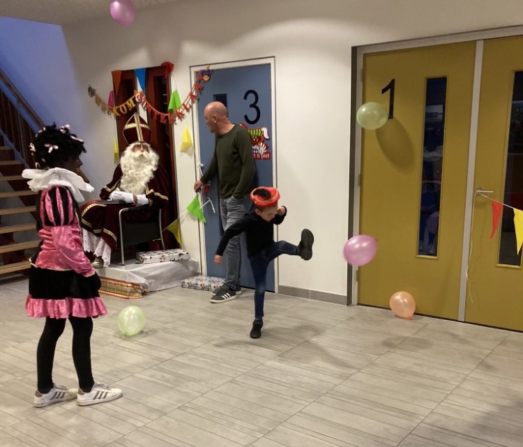 KuipersGea's tweet photo. PV Sinterklaasfeest #Groningen             #gezellig #blijekindertjes #toppieten https://t.co/UVgjKg1Cvl
