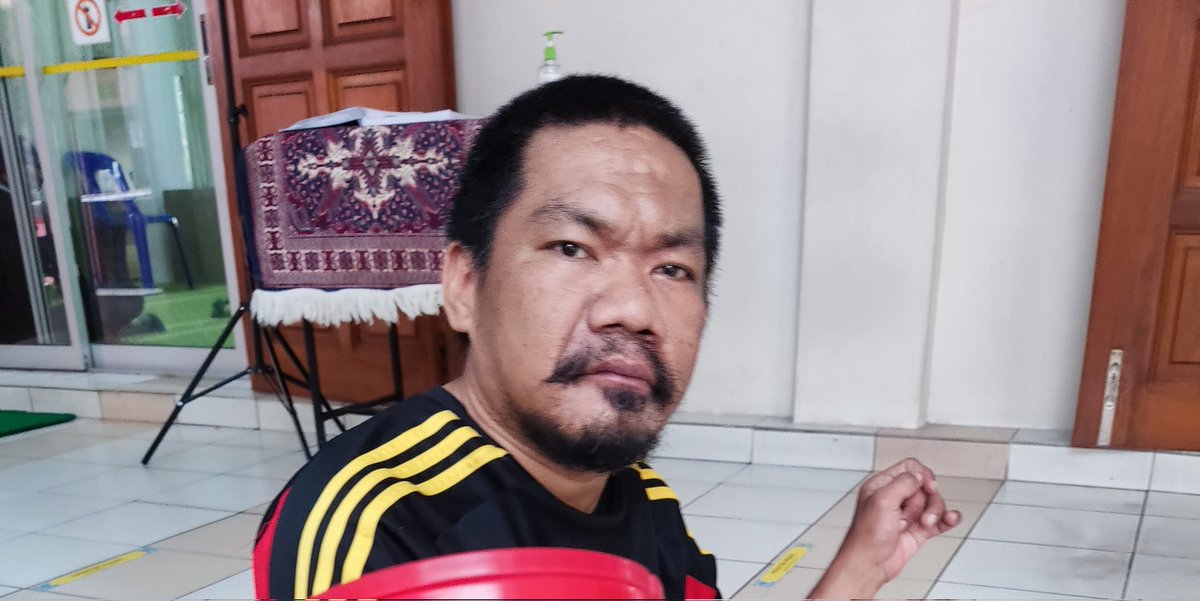 ahmadrthn's tweet photo. *TERSENTAKK*

Yes. Harini aku tersentak tengok kesungguhan seorang manusia dekat Masjid AU3 tadi. 

Apa yang aku nampak?

Seorang brader OKU yang masih gagah ke Masjid untuk solat jemaah. Dia memerlukan bantuan orang untuk dia turun dari motor ke saf. Nama brader ni Abang Saad. https://t.co/WUQtkZnUHW