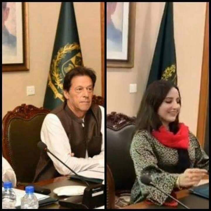 FatimaSPak's tweet photo. ہم تو محض تعلیمی اداروں میں بڑھتی فحاشی اور ناچ گانے پر ماتم کر کر تھکے۔ 
مگر حقیقت یہ ہے کہ جب حریم شاہ اور صندل خٹک جیسی دونمبر عورتوں کی رسائی وزیراعظم کی کرسی تک ممکن ہو جائے تو سمجھو مُلک کنجر خانہ بن چکا ہے۔ https://t.co/CZJ935xaMK