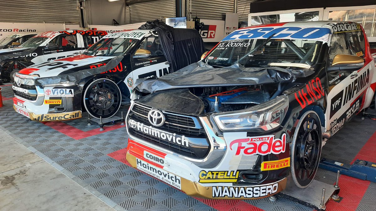 Campeonesnet's tweet photo. #TCPickUp Los equipos preparan las camionetas para la última del año. Las Toyota de Werner y Jakos y la Ford de Gianini, protagonistas de la #CopaShell, y la Hilux de Ciantini, poleman en El Villicum https://t.co/mi7evnV4BP