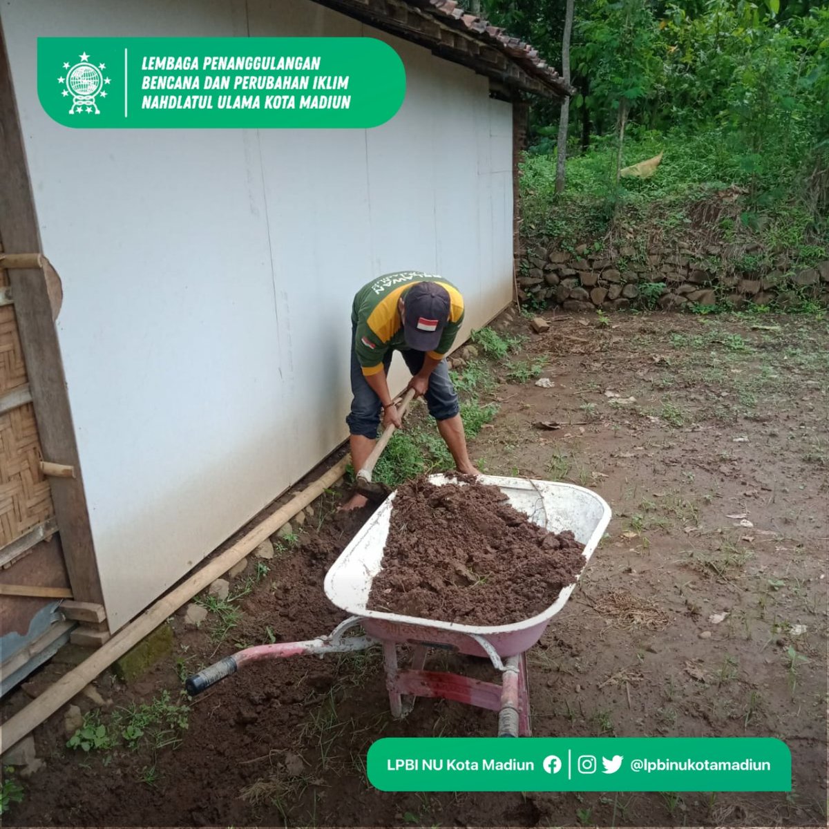 lpbinukotaAE's tweet photo. Relawan LPBI NU Kota Madiun melakukan kerja bakti untuk pendirian rumah yang akan dihuni oleh Mbah Toni warga Dusun Malang RT 12 RW 01 Desa Brumbun Kec. Wungu Kab. Madiun yang tinggal seorang diri. 
#dusunmalang #desabrumbun #kecwungu #kabmadiu #lpbinukotamadiun #nukotamadiun #nu https://t.co/AhRTBAmvwb