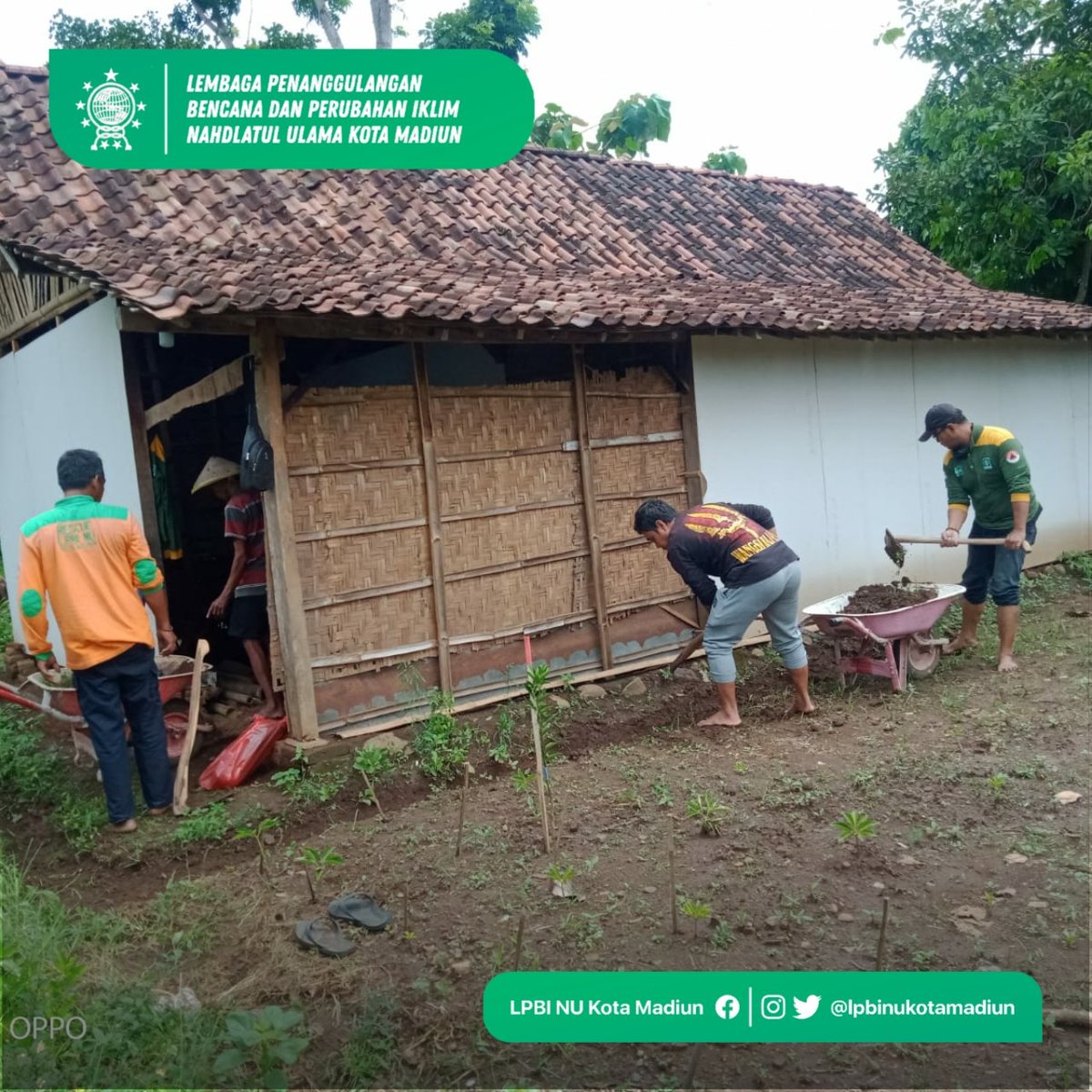lpbinukotaAE's tweet photo. Relawan LPBI NU Kota Madiun melakukan kerja bakti untuk pendirian rumah yang akan dihuni oleh Mbah Toni warga Dusun Malang RT 12 RW 01 Desa Brumbun Kec. Wungu Kab. Madiun yang tinggal seorang diri. 
#dusunmalang #desabrumbun #kecwungu #kabmadiu #lpbinukotamadiun #nukotamadiun #nu https://t.co/AhRTBAmvwb
