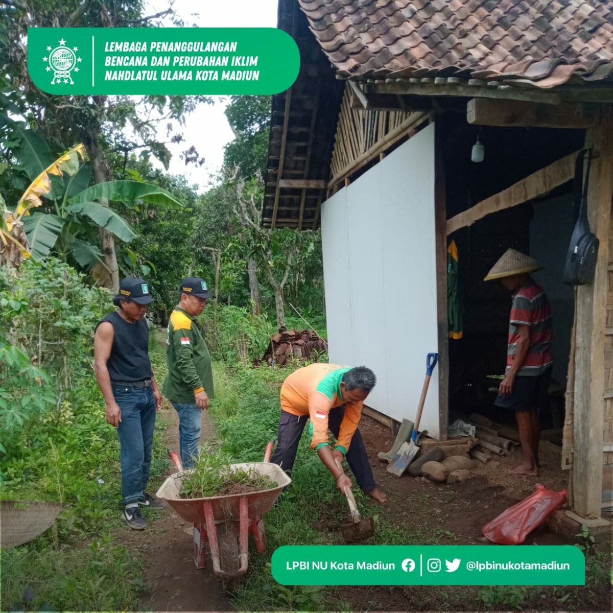 lpbinukotaAE's tweet photo. Relawan LPBI NU Kota Madiun melakukan kerja bakti untuk pendirian rumah yang akan dihuni oleh Mbah Toni warga Dusun Malang RT 12 RW 01 Desa Brumbun Kec. Wungu Kab. Madiun yang tinggal seorang diri. 
#dusunmalang #desabrumbun #kecwungu #kabmadiu #lpbinukotamadiun #nukotamadiun #nu https://t.co/AhRTBAmvwb