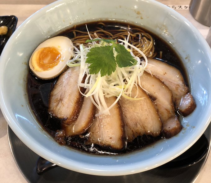 黒いラーメンを食べた 