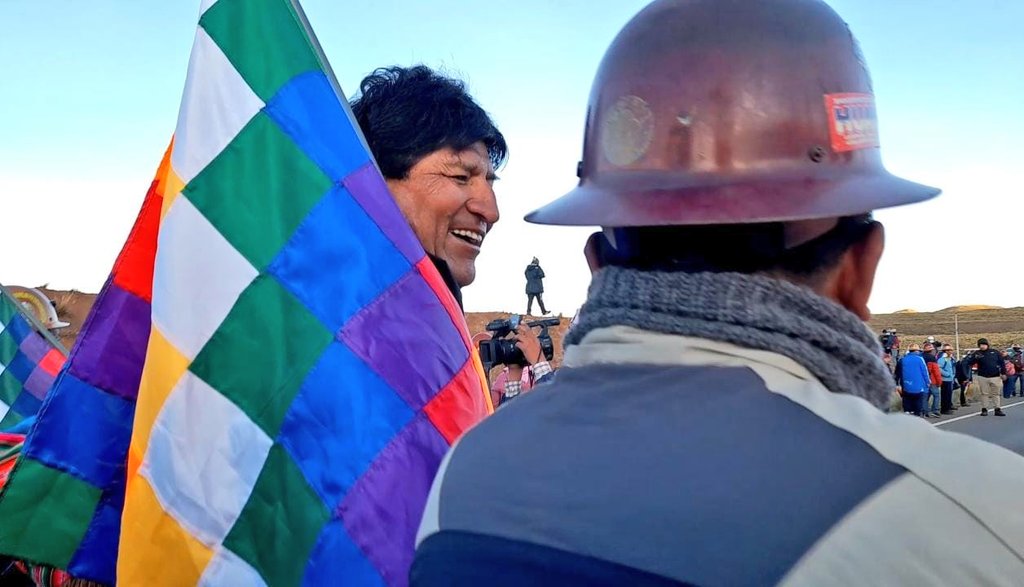 evoespueblo's tweet photo. En el 6to día, la #MarchaPorLaPatria comenzó a las 05:30 am desde Calamarca hasta Achica Arriba, un recorrido de 25 km.
Es la unidad del pueblo, fortalecida con el compromiso democrático de las principales  organizaciones indígenas, sociales, sindicales, de jóvenes y patriotas. https://t.co/xGbaXUGgPh