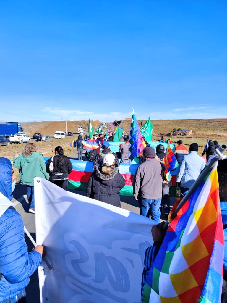 evoespueblo's tweet photo. En el 6to día, la #MarchaPorLaPatria comenzó a las 05:30 am desde Calamarca hasta Achica Arriba, un recorrido de 25 km.
Es la unidad del pueblo, fortalecida con el compromiso democrático de las principales  organizaciones indígenas, sociales, sindicales, de jóvenes y patriotas. https://t.co/xGbaXUGgPh