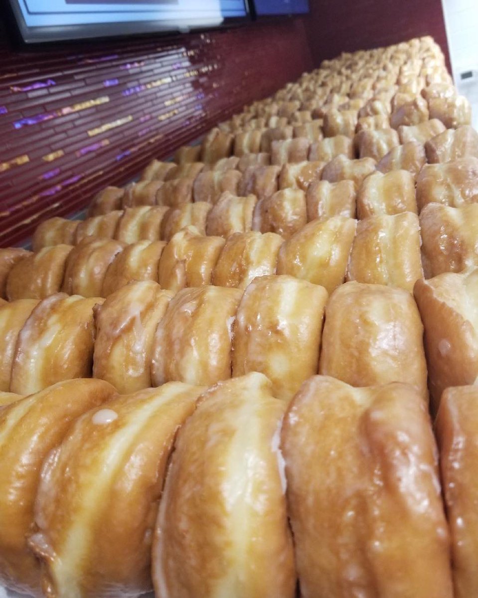 JackFrostDonuts's tweet photo. Pronuts &amp; Donuts all day today!  We’re open until 6pm, see you soon!🍩♥️
#jackeduppronuts #pronuts #bakednotfried #healthierwayofliving #everybatchfromscratch #jackfrostdonuts #glutenfreedonuts #ketofriendlydonuts https://t.co/C3koY7xRjX