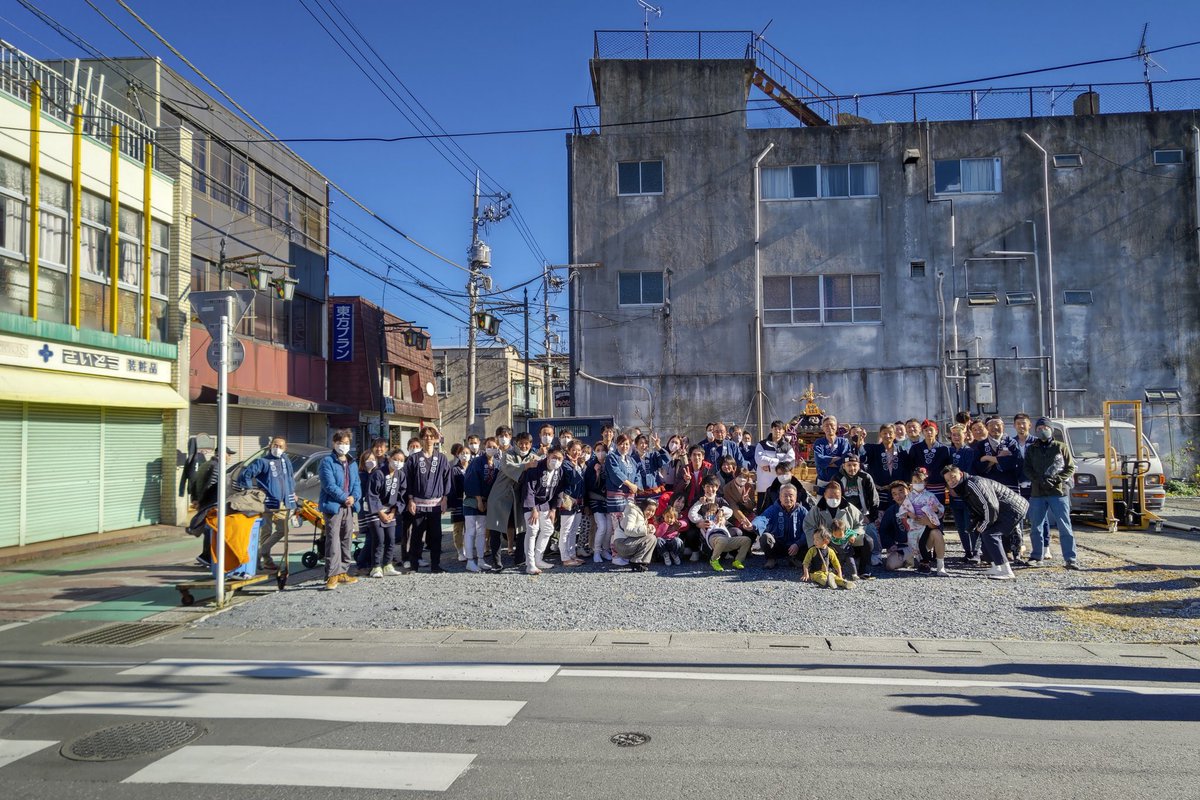 shingehonjo's tweet photo. 本庄駅北口旧市街で映画の撮影。
映画づくりに燃える面々からフィルムコミッションに打診があり、意気に感じた仲町自治会長が、自治会館の2階を寝泊まりに貸して差し入れまでして…。
地元の有志を集めて今日は御輿の担ぎ上げの撮影。
全国のまちが元気になるような映画にして欲しい、頑張れとエール。 https://t.co/dawzjnb34G