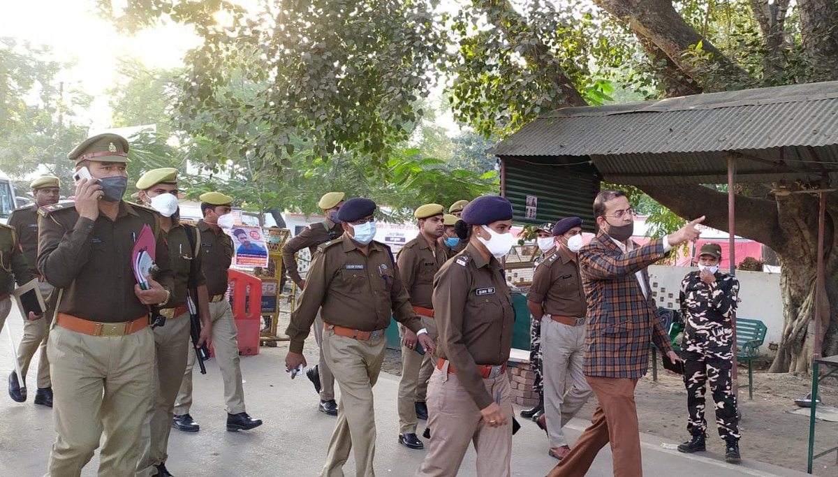 bahraichpolice's tweet photo. #digdevipatan द्वारा #SPBahraich @sujatasinghips के साथ #नेपाल_बॉर्डर का भ्रमण किया गया व अंतरराष्ट्रीय बॉर्डर से सटे थानों के थाना प्रभारियो के साथ मीटिंग कर आवश्यक दिशा निर्देश दिए गए। #UPPolice https://t.co/t2DsZkC4Kb