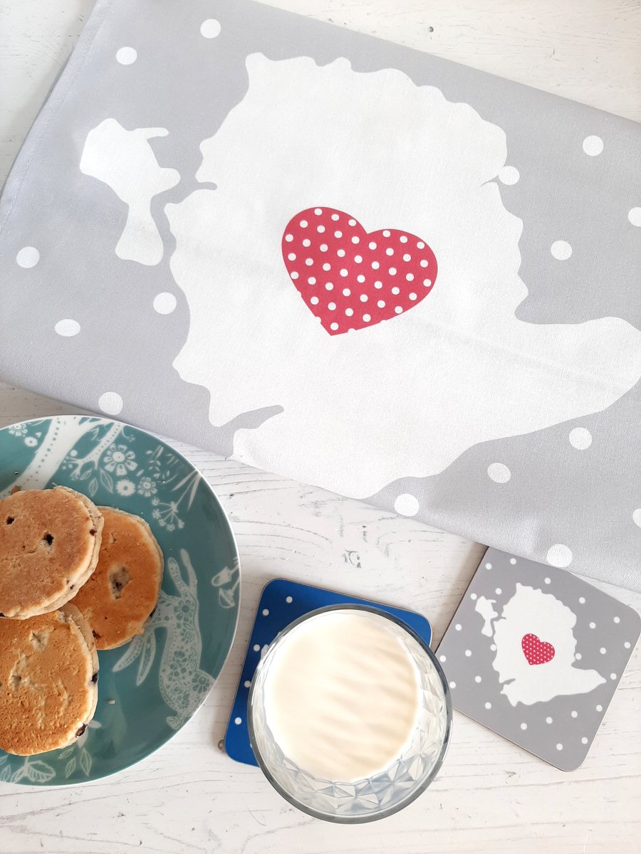 alifesewsimple's tweet photo. Happy Sunday! Fancy a little weekend offer?  FREE P&amp;P on Anglesey tea towels, and the remaining stock have now been reduced, perfect for a Secret Santa gift, or to pop under the tree this Christmas #Anglesey #shopsmall 
https://t.co/bX09w42mKC https://t.co/VXbeOTlHWF