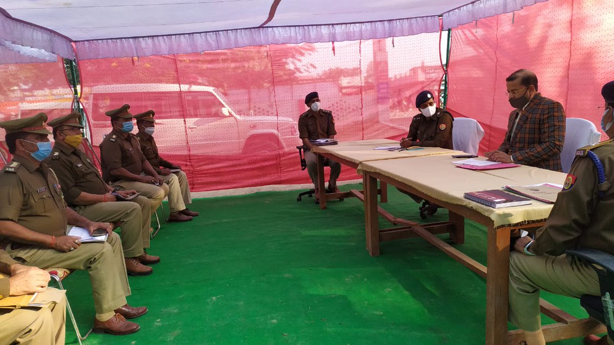 bahraichpolice's tweet photo. #digdevipatan द्वारा #SPBahraich @sujatasinghips के साथ #नेपाल_बॉर्डर का भ्रमण किया गया व अंतरराष्ट्रीय बॉर्डर से सटे थानों के थाना प्रभारियो के साथ मीटिंग कर आवश्यक दिशा निर्देश दिए गए। #UPPolice https://t.co/t2DsZkC4Kb