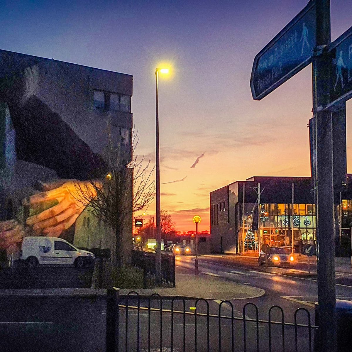 PaulFurlong1079's tweet photo. When you go shopping for the first time and you forgot a few things and decide to go again and the sunset decides to come out is the sunset trying to tell me something 🤔🌇🌅📸 #photography #sunset #wexford #hometown #dunbrody
#sunnysoutheast #wintervibes #sunsetvibes 💜💛 https://t.co/1ACRvQopAk