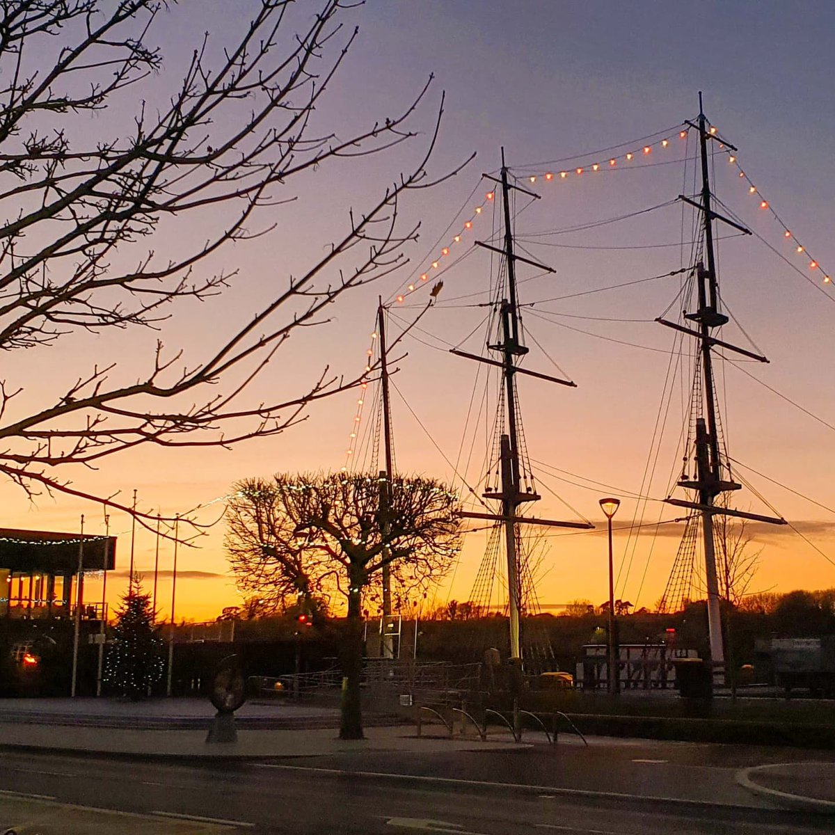 PaulFurlong1079's tweet photo. When you go shopping for the first time and you forgot a few things and decide to go again and the sunset decides to come out is the sunset trying to tell me something 🤔🌇🌅📸 #photography #sunset #wexford #hometown #dunbrody
#sunnysoutheast #wintervibes #sunsetvibes 💜💛 https://t.co/1ACRvQopAk