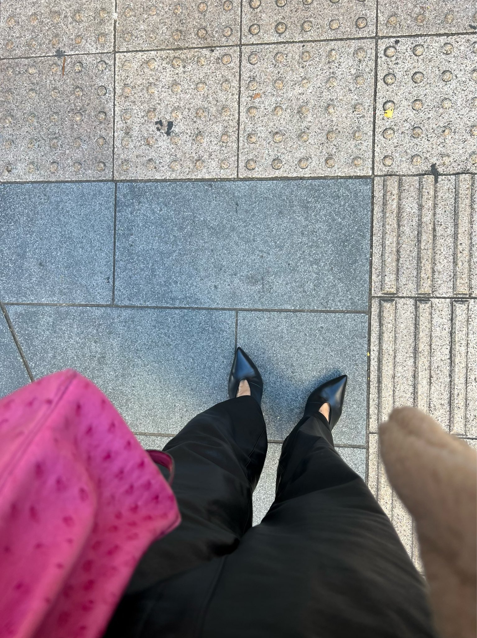 神崎恵 素足で密閉された靴を履くと 歩くごとに プキュッ と音が立つことがあり フットカバーを履き忘れた今日もそんな日でした プキュッ が プッ と聞こえるから 周りの方が ん となるわけで いや 大丈夫 プ ではないので ご