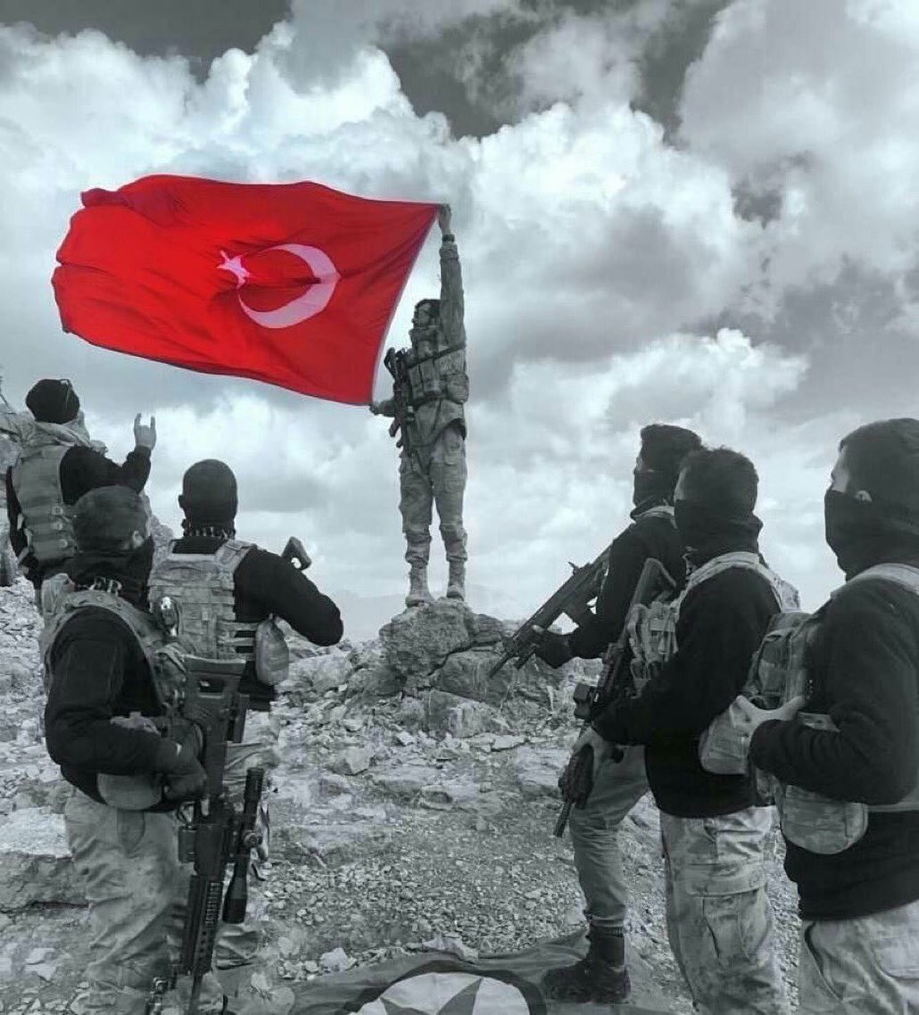 alitilkici38's tweet image. Bayrağa Kan,Vatana Can veren yiğit onlar
Aile bütünlüğünden yoksun görevi kutsal belleyip burası vatan toprağıdır şehit kanı var bu topraklarda diyerek 3600 rakımlı tepelerde vatana milletin bütünlüğüne göz diken itleri kovalayan yiğitler Uzman çavuşlar
#3600VeKadroUzmÇvşaHakdır